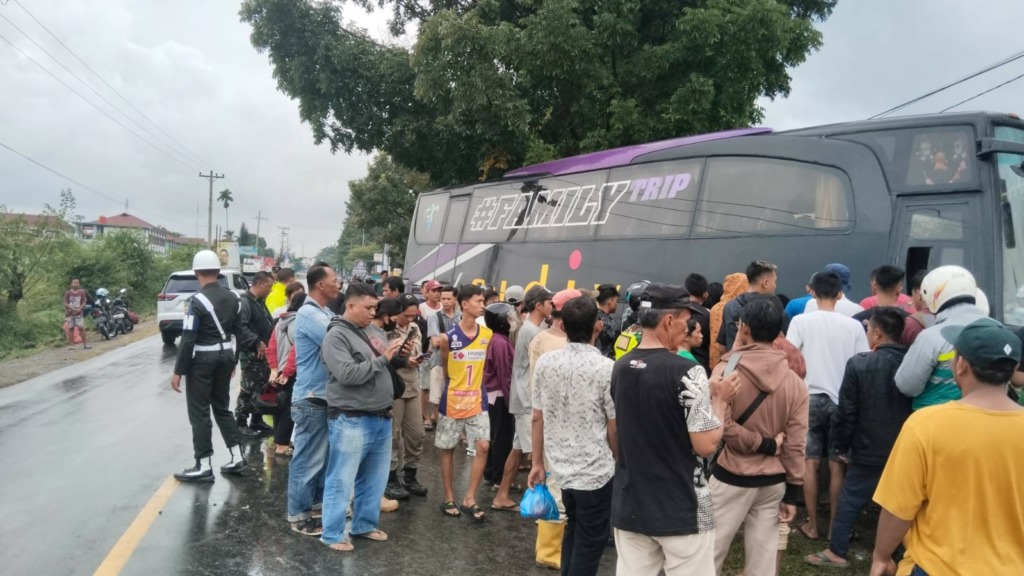 Bus Eldivo yang menyeruduk anggota TNI Kodim 0207/Simalungun. (f: Polres Simalungun)