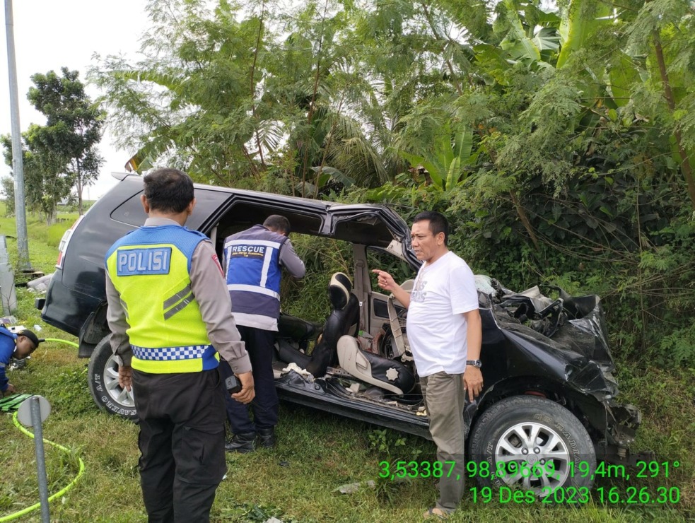 Mobil Toyota Kijang Innova yang mengalami lakalantas. (f: metro/int)