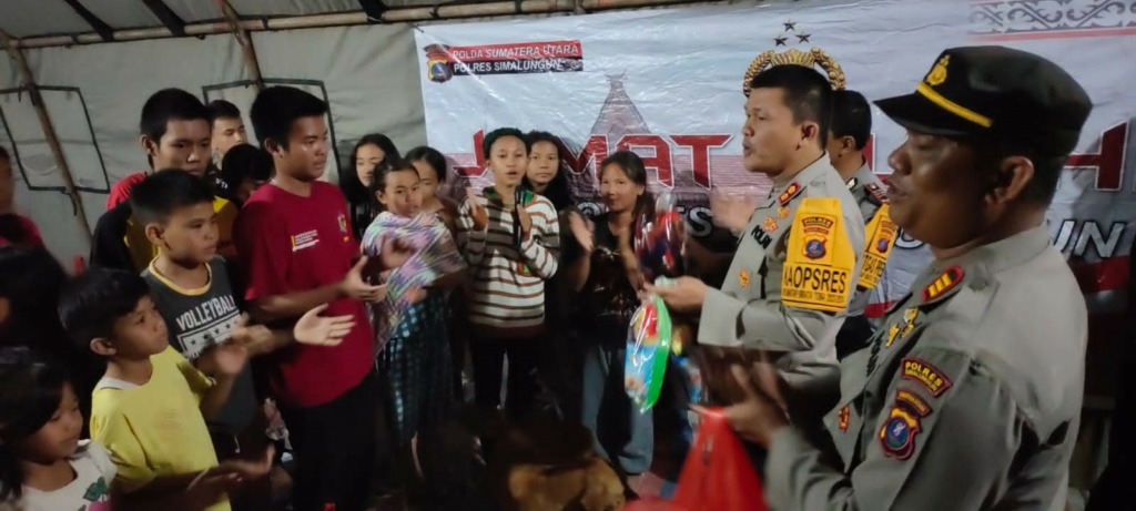 Polres Simalungun serahkan bantuan ke korban banjir bandang. (f: Dok Polres Simalungun)