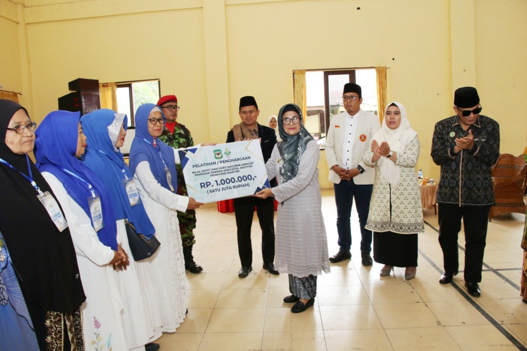 Pemberian santunan kepada Bial Mayit dan Guru Magrib Mengaji. (f: Diskominfo Siantar)