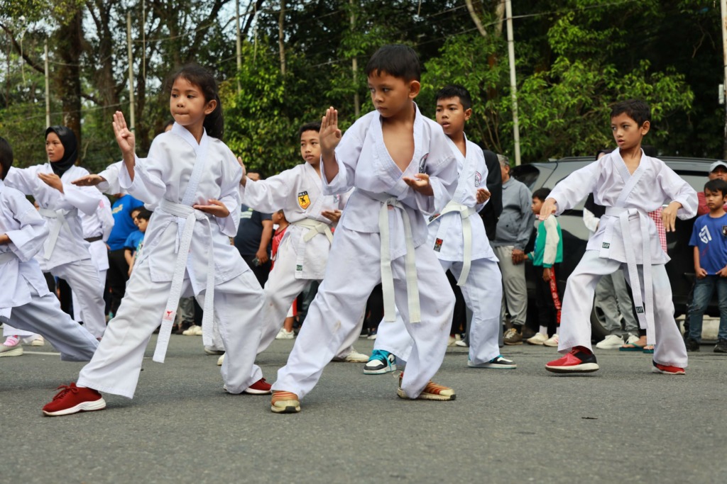 Atlet Perguruan Karate-do Tako Indonesia Dojo Dispar Pematang Siantar atraksi di acara CFD. (foto: Diskominfo Siantar)