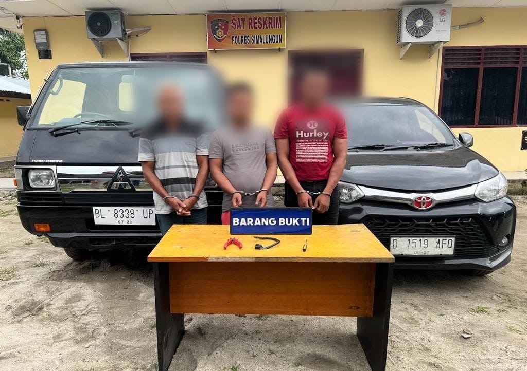 Tiga pelaku pencuri mobil. (f: Polres Simalungun)