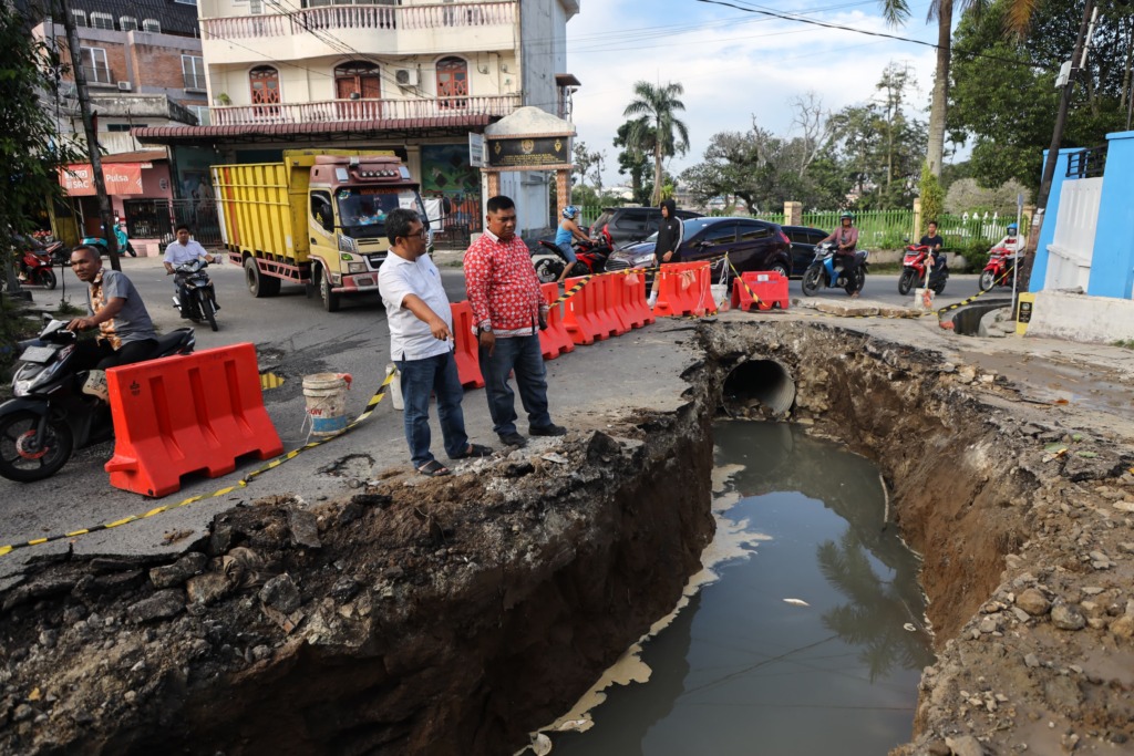 Pengerjaan perbaikan jalan dan gorong-gorong di jalan Sibolga mulai dilaksanakan oleh PUTR kota Pematang Siantar.  (Foto Diskominfo Siantar)