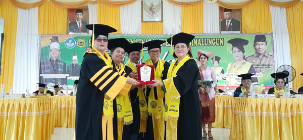 Rektor USU Dr Sarintan Efratani Damanik dan dewan senat menyerahkan cinderamata kepada Prof. Ika Rosenta Purba.