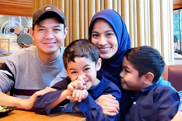 Alyssa Soebandono bersama suami dan anak.