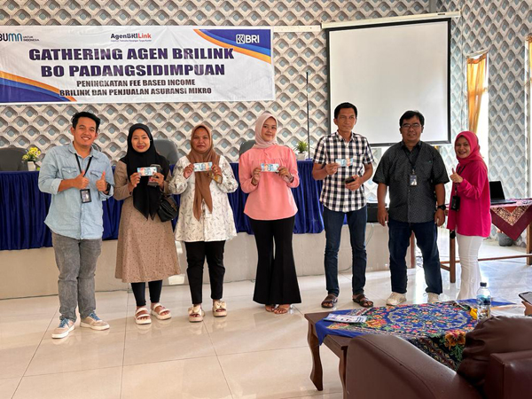 Pemimpin Cabang BRI Padangsidimpuan, Alde Tio Putra saat silaturahmi dengan Agen Brilink di Paluta.