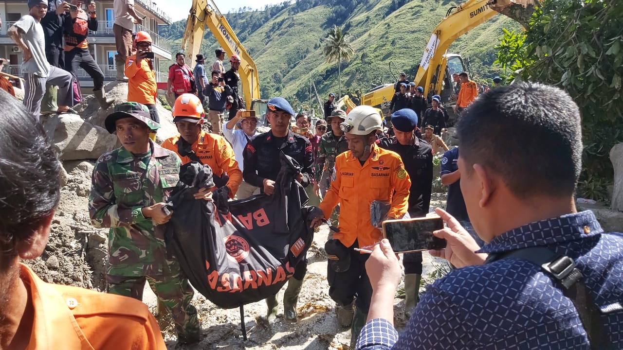 Tim SAR gabungan melakukan evakuasi korban tewas. (f: dedy simbolon)