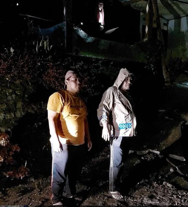 Personil Polres Padangsidimpuan dan BPBD Padangsidimpuan bergerak cepat ke lokasi longsor, guna mengantisipasi adanya korban. (Foto: Dok Polres Padangsidimpuan)
