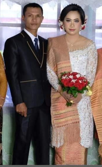 Sudarman Limbong dan Natalia Pusuk, batal menikah setelah pengantin wanita menjawab tidak mencintai calon suaminya. (Foto: akun Facebook)