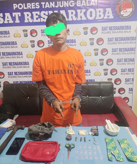 Tersangka dan barang bukti ekstasi. (Foto: Polres Tanjungbalai)