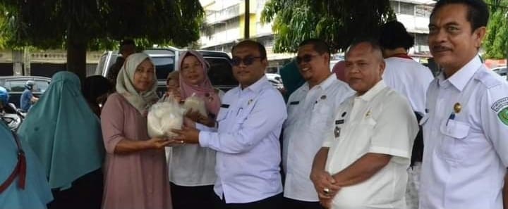 Pj Walikota Letnan Dalimunthe dan Jajaran Pejabat Pemko Psp bersama BI Cabang Sibolga kembali gelar pasar pangan murah di Pelataran Alaman Bolak. (Foto: Irsyad/MetroDaily)