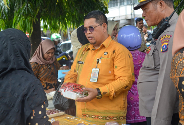 Plh Sekdakota Psp H.Rahuddin Harahap, saat meninjau gerakan pangan murah (GPM) yang di gelar Dinas Ketapang di Pelataran Halaman Bolak Kota Psp.