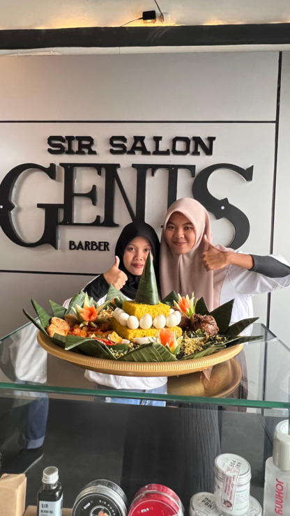 Sir Gents Barbea & Satation solusi perawatan rambut serta potong rambut bekualitas beralamat di Jln.SM Raja depan Polres Tapsel, Sitamiang.