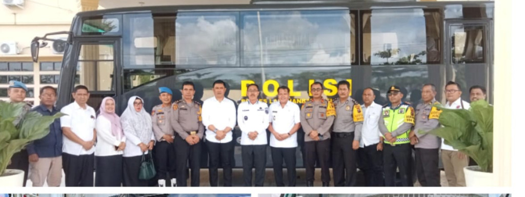 Penyerahan hibah kendaraan bermotor berupa 1 unit bus dan 1 unit mobil patroli Polisi. (Foto: humpol)