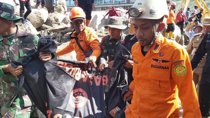 Tim SAR gabungan saat mengevakuasi jasad korban. (foto: detik)