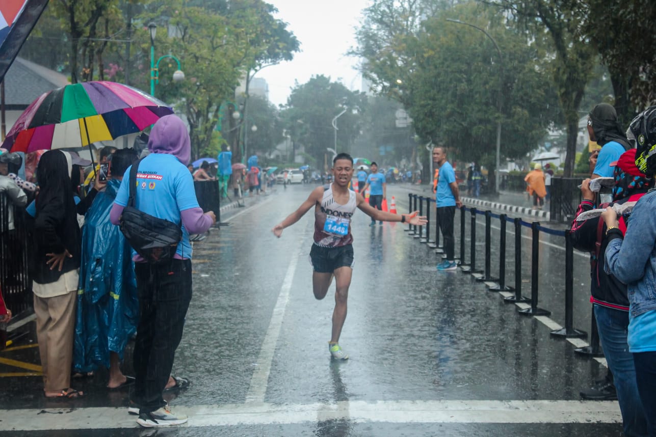 Semangat ribuan peserta lomba lari maraton bertajuk Medan Run 2023 Rhythm of the Roads yang digelar Pemko Medan melalui Dispora di lapangan benteng, Minggu (24/12/2023). (Foto: Diskominfo Medan)