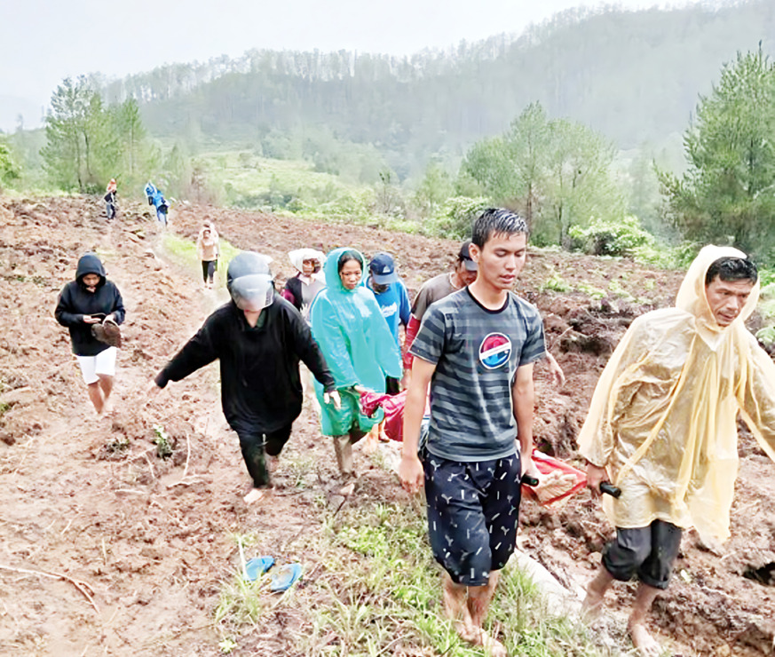 Jenazah korban saat dievakuasi dari lokasi longsor. (Foto: Jan Pieter Simorangkir)