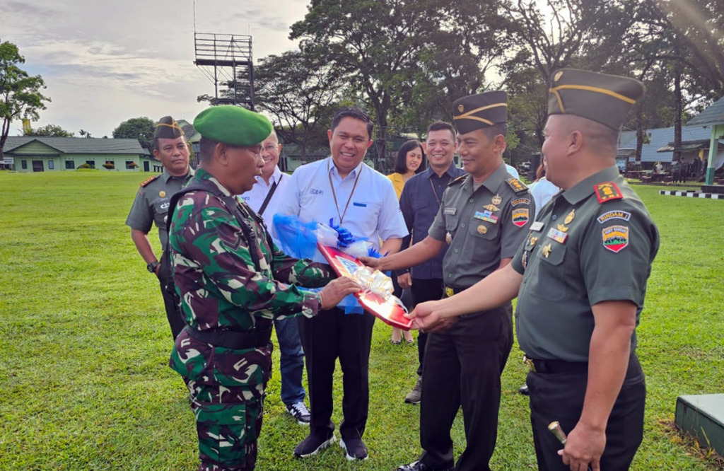 Pemenang Panen Hadiah Simpedes tahun 2023 BO BRI Pematang Siantar, atas nama Otto Bernad Panjaitan, ternyata Prajurit TNI yang bertugas di Rindam I/BB Kota Pematang Siantar. (Foto: Dok BRI)