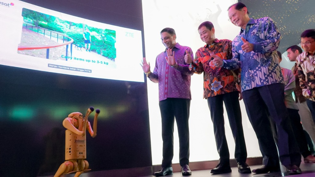 MXC 2 : President Director & CEO Indosat Vikram Sinha (kedua dari kiri), Ignasius Jonan (kedua dari kanan), Director South East Asia & South Asia Region Platform & Ecosystems Google Mahir Sahin (paling kiri), President Director PT Bank Central Asia Yahya