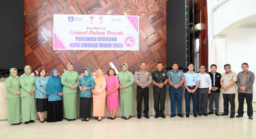 Sekda Sibolga M. Yusuf Batubara foto bersama Forkopimda dan undangan lainnya usai membuka acara Publikasi Stunting Kota Sibolga Tahun 2023, Kamis (14/12) di Gedung Nasional Kota Sibolga. (Foto: Diskominfo Sibolga)