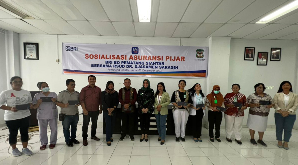 Priority Branch Manager BRI, Indri Rizka Hanafi, didampingi Priority Branch Officer, Ilham Priangga, saat sosialisasi Pijar BRI di RSUD Dr. Djasamen Saragih, Jumat (1/12/2023). (Foto: Dok BRI)