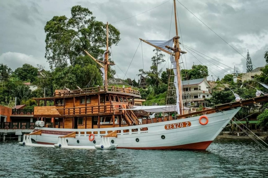 Wisata kapal Pinisi Kenzo di Danau Toba, Sumatera Utara/sumber: (Dok. Kemenparekraf.go.id)