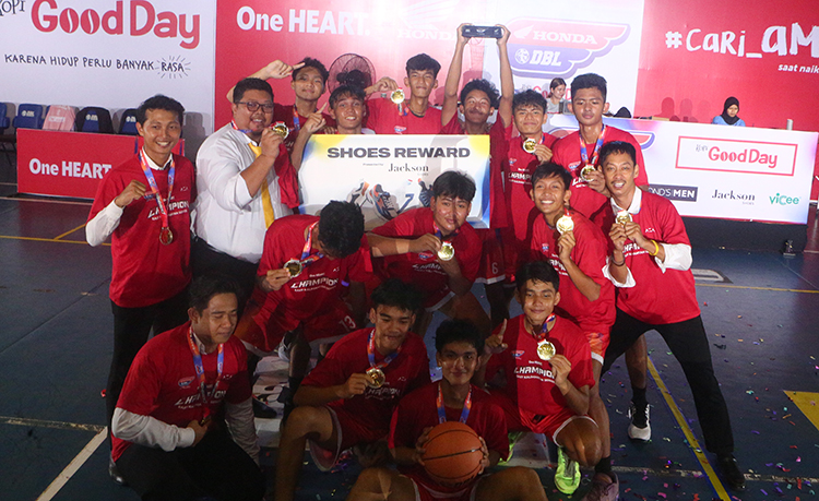Selebrasi tim putra SMA 1 Balikpapan setelah menumbangkan juara bertahan, SMA 1 Samarinda.