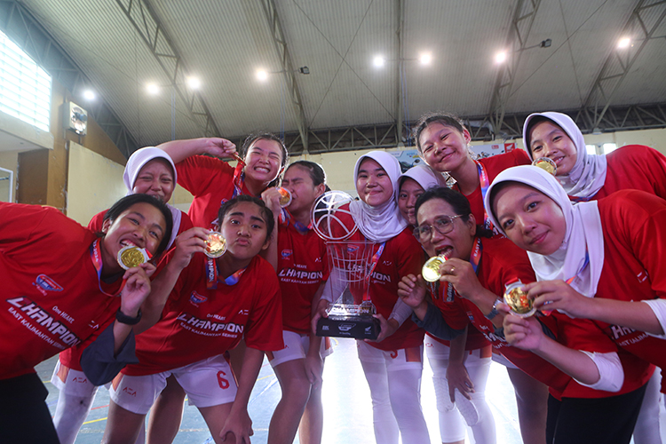Tim putri SMA 3 Samarinda merayakan gelar DBL keempat mereka.