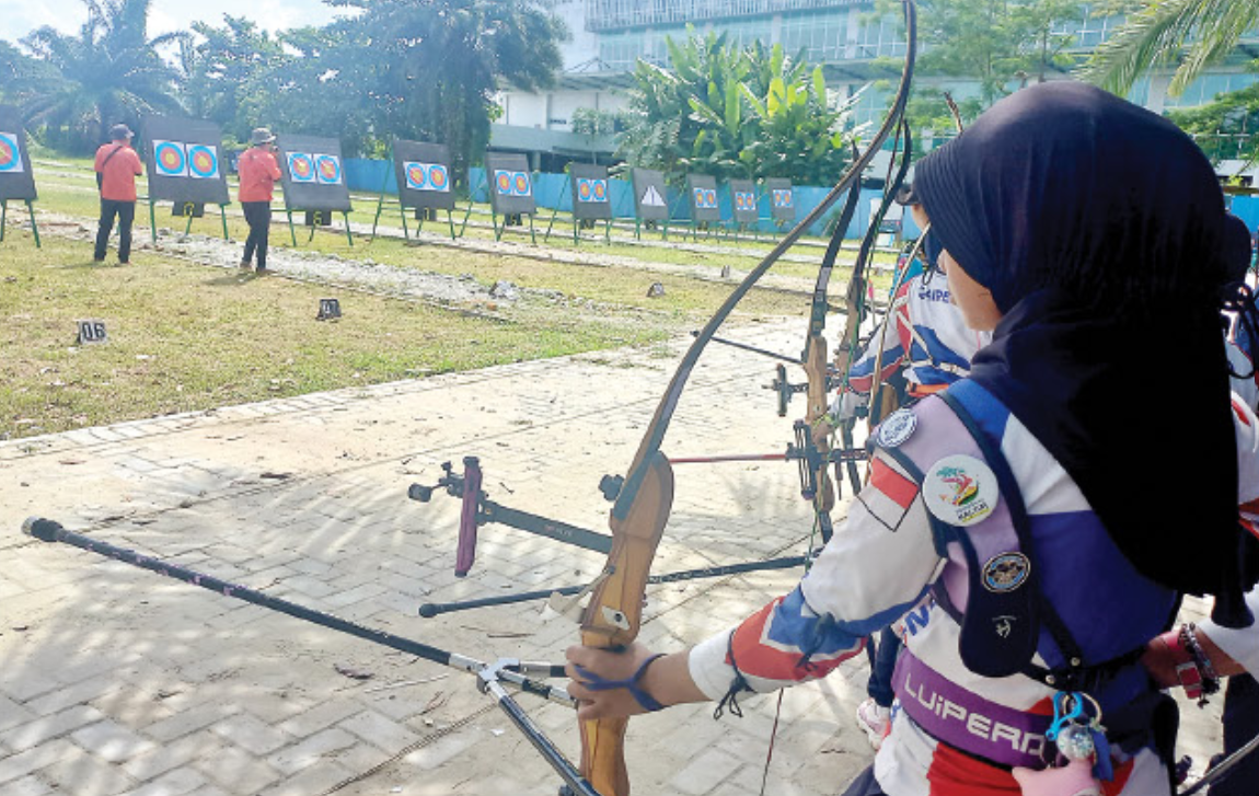 FOKUS: Perpani Kaltim menyelenggarakan kejuaraan panahan kelompok umur 15 tahun di area GOR Kadrie Oening, Samarinda. FOTO: EKO PRALISTIO/KP