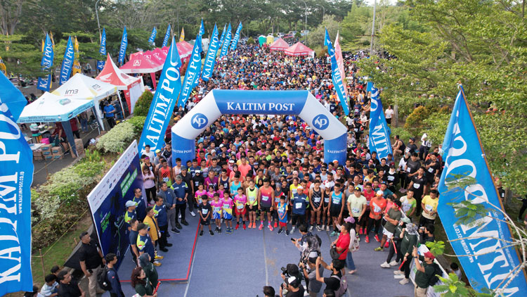 SERU-SERUAN BARENG: Ribuan peserta berkumpul di garis start berebut posisi terdepan Fun Run 6K Kaltim Post. FUAD MUHAMMAD/KALTIM POST