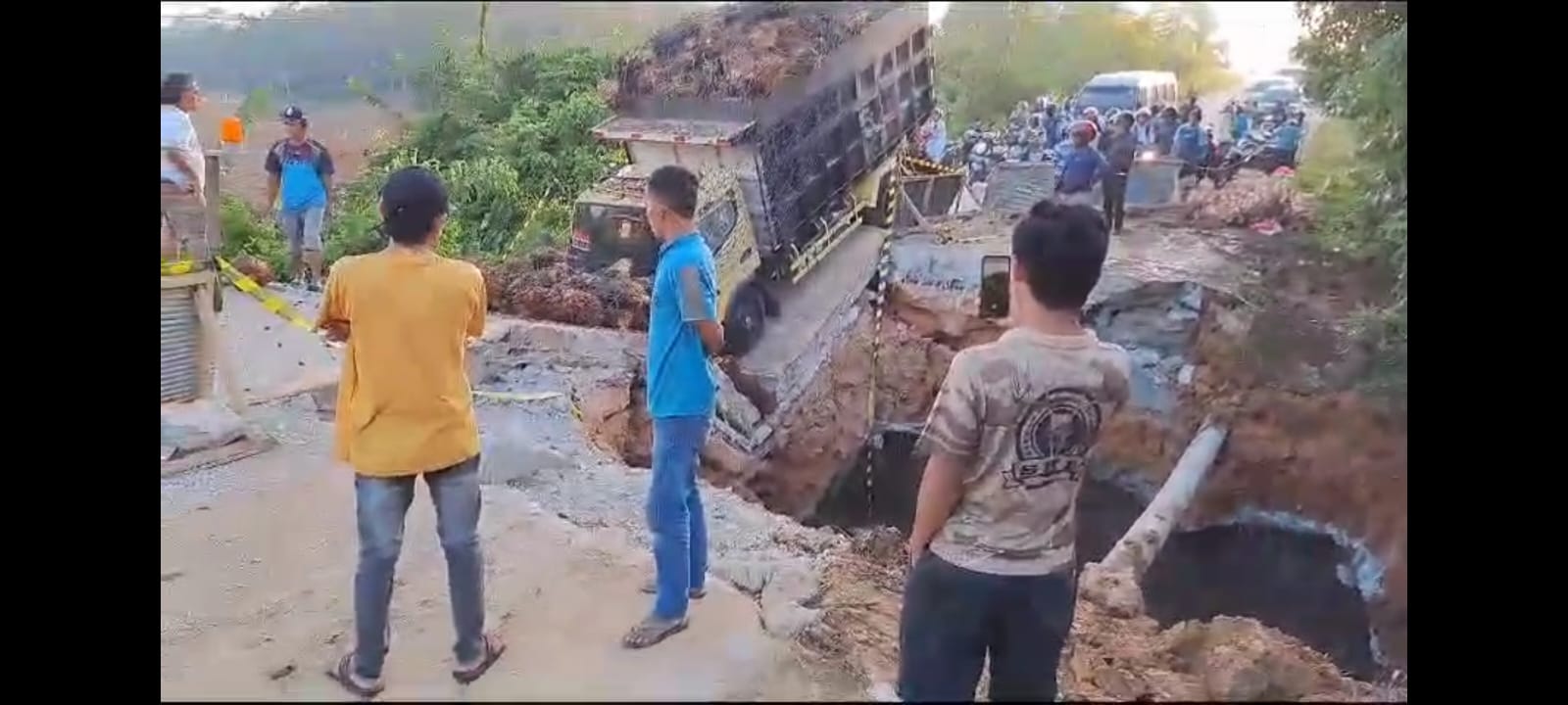Lokasi jalan yang ambles di Sepaku, Penajam Paser Utara, mengakibatkan akses terputus. Saat ini sudah dibuat jalan darurat untuk jalur alternatif.