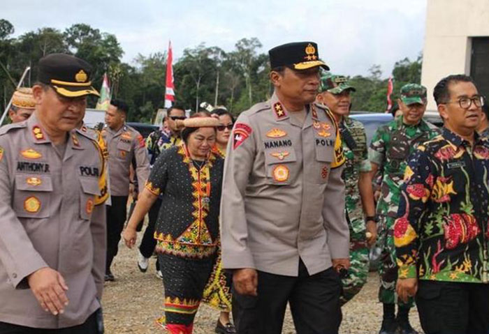 LOGISTIK PEMILU. Bersama PJ Gubernur Kaltim, Pangdam VI Mulawarman, Kapolda Kaltim Irjen Nanang Avianto meninjau gudang logistik Pemilu di Mahulu serta mengecek langsung kesiapan personel Polres Mahul