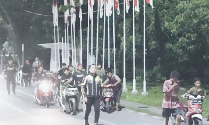 AMBIL TINDAKAN: Jajaran satlantas akhirnya mengamankan puluhan motor dari penonton dan pelaku balapannya. RESTU/KP