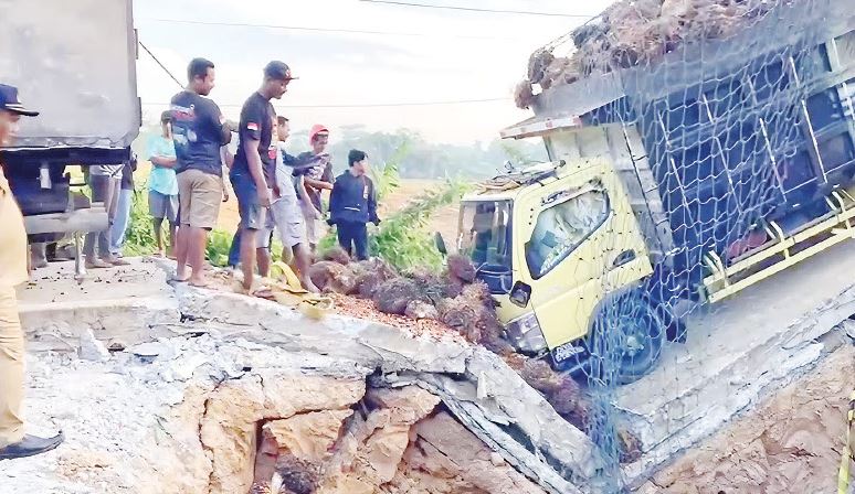 SUDAH BISA DILEWATI: Jalan ambles di Desa Tengin Baru, Kecamatan Sepaku, PPU, sudah bisa dilintasi dengan satu jalur, Senin (29/1) petang sekira pukul 17.49 Wita.
