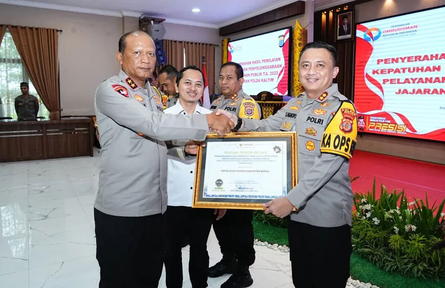 PELAYANAN. Pelayanan kepolisian dari Ombusman RI diberikan Kapolda Kaltim Irjen Pol Nanang Avianto yang diserahkan pada Kapolres Berau AKBP Steyven Jonly Manopo atas pelayanan terbaik.