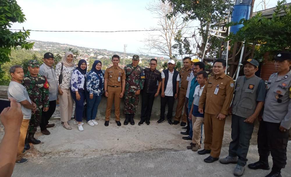 Kunjungan Wali Kota Balikpapan Rahmad Mas&rsquo;ud ke RT 39 Kelurahan GSU untuk melihat secara langsung proses pengolahan air sumur bor menjadi air bersih dikawasan perbukitan tersebut.