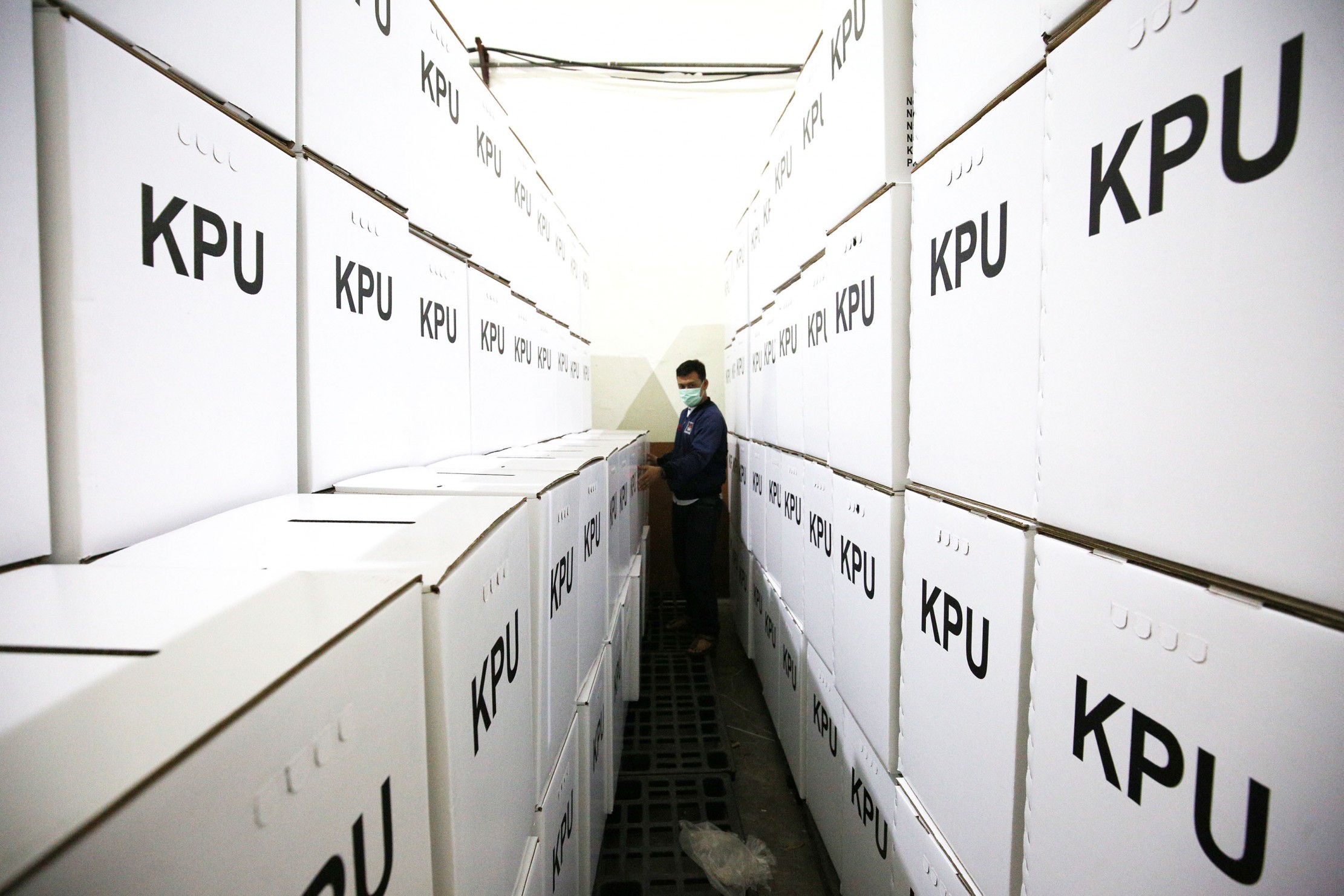 Petugas memeriksa kotak suara yang telah dirakit di Gudang Logistik KPU, Depok, Jawa Barat, Jumat (13/11/2020). Komisi Pemilihan Umum (KPU) Kota Depok telah merakit sebanyak 4.015 kotak suara yang akan digunakan untuk pelaksanaan Pemilihan Kepala Daerah (