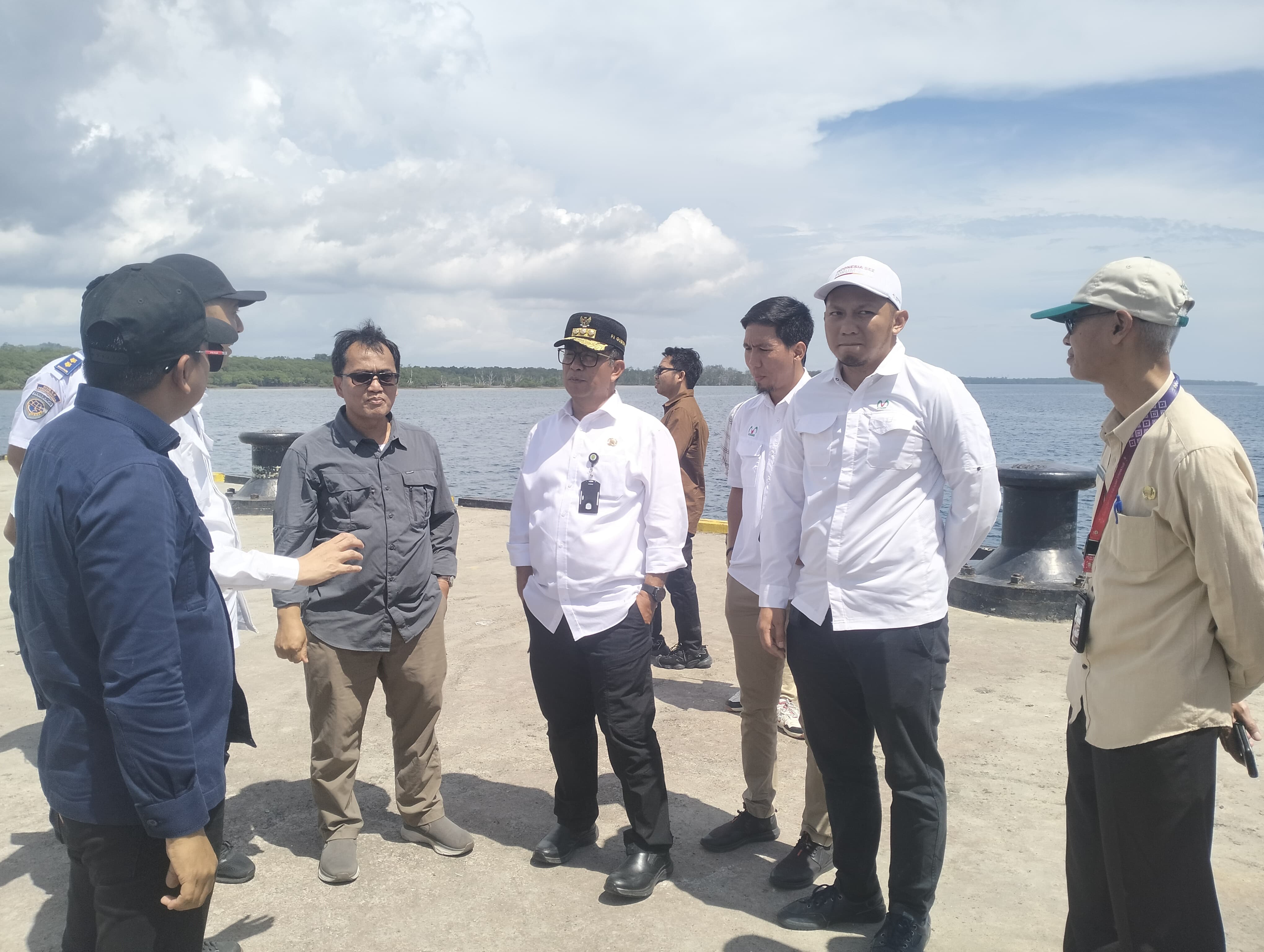 SEGERA DIBENAHI: Pj Gubernur Kaltim Akmal Malik (empat kanan) saat mengunjungi KEK Maloy baru-baru ini.