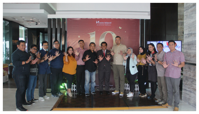 Executive Assistant Manager Swiss-Belhotel Balikpapan Nur Andy (tengah) diapit Wakil Direktur Utama Erwin Dede Nugroho, dan Wakil Direktur Supriyono bersama tim dari Kaltim Post saat hadir dalam peray
