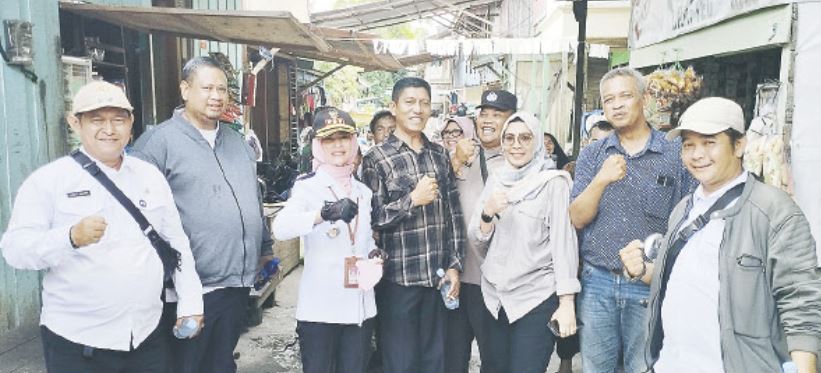 Anis Siswantini (ketiga kanan) bersama DPUPR dan TWAP Samarinda setelah penentuan tapal batas rumah terdampak pembongkaran normalisasi SKM di Sungai Pinang Luar, Rabu (31/1). DENNY SAPUTRA/KP