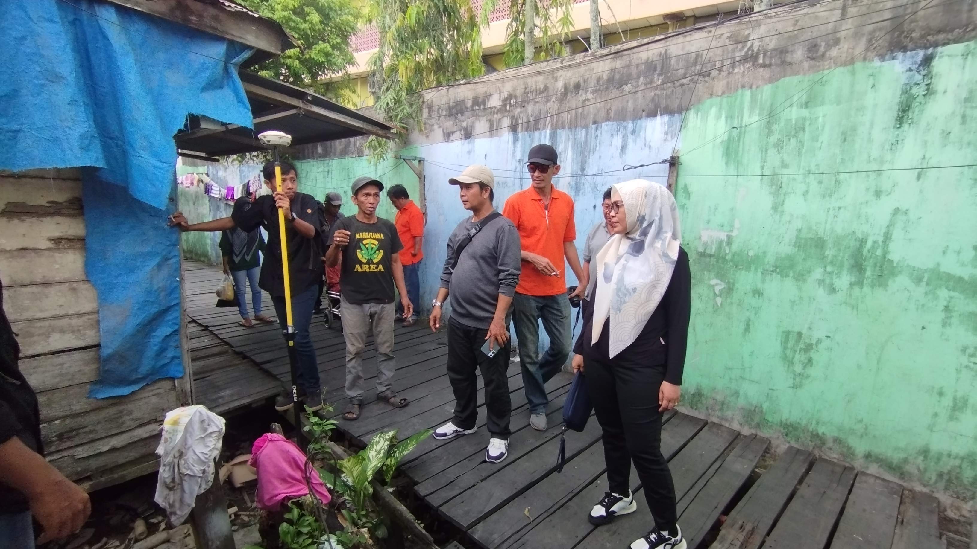 BERTAHAP: Tim DPUPR bersama Kelurahan SPL dan Kecamatan Samarinda Kota kembali mengukur lahan warga yang terdampak pembongkaran tahun ini, Jumat (2/2).