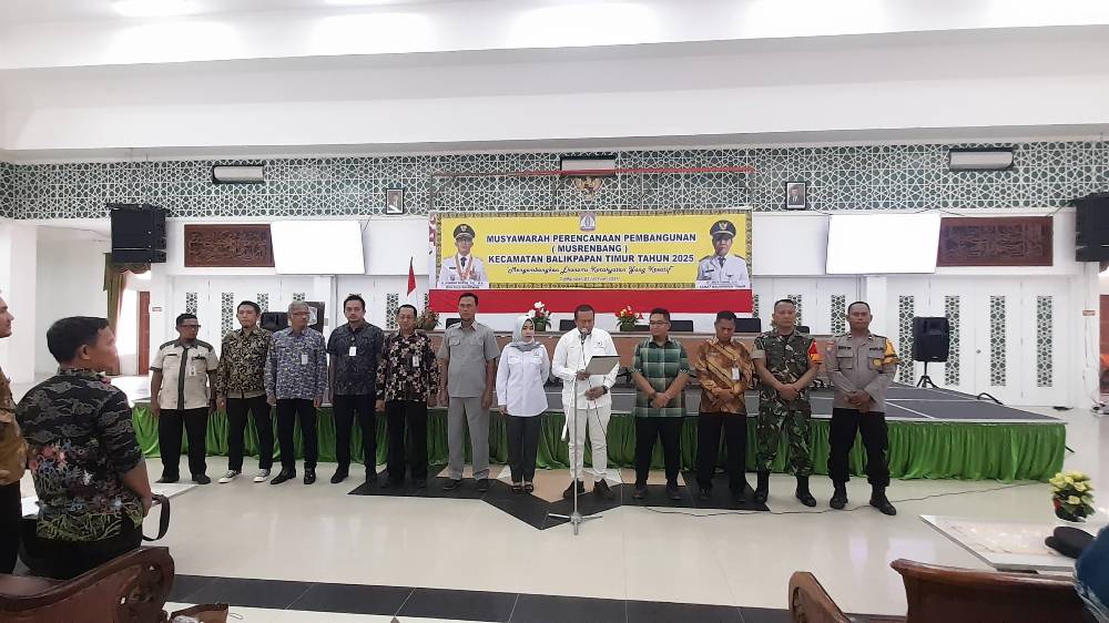 Pembacaan Ikrar Deklarasi Damai Pemilu 2024 yang dibawakan oleh Ketua LPM Manggar Gasali yang diikuti seluruh peserta.