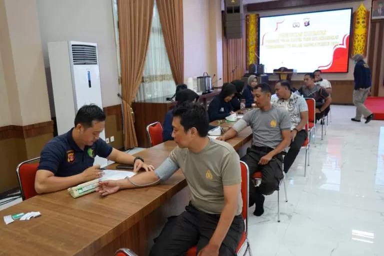 HARUS FIT: Aparat yang ditugaskan mengamankan TPS saat pemilu serentak tahun ini menjalani tes kesehatan, termasuk pemeriksaan fisik dan evaluasi kesehatan mental.