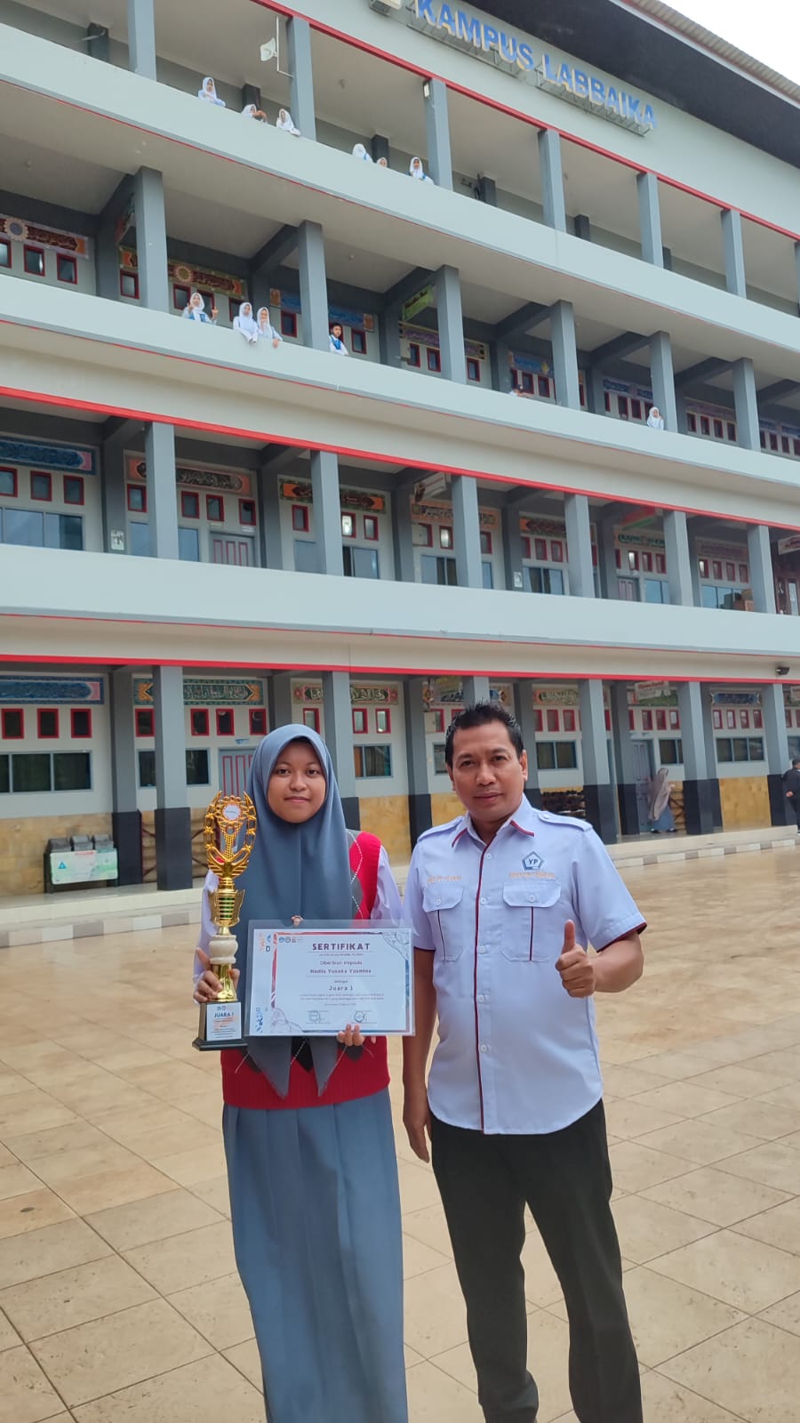 MEMBANGGAKAN: Ahmad Ade Sulaiman (kanan) bersama Nadia Yuseka Yasmine