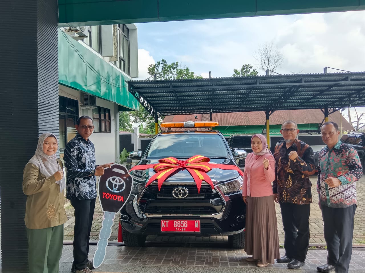 SIMBOLIS: Head of Landscape Conservation & Environment APP Group Jasmine Natalia Prihatini Doloksaribu (ketiga kanan) menyerahkan bantuan berupa mobil kepada Kepala BKSDA Kaltim M Ari Wibawanto.