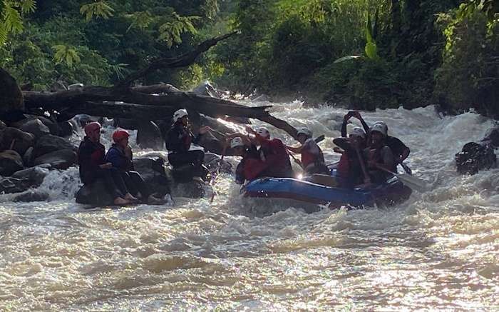MATANGKAN PERSIAPAN : Para atlet arung jeram terlihat kompak berlatih untuk meraih hasil maksimal. (Foto: Lukman Hakim/KP)