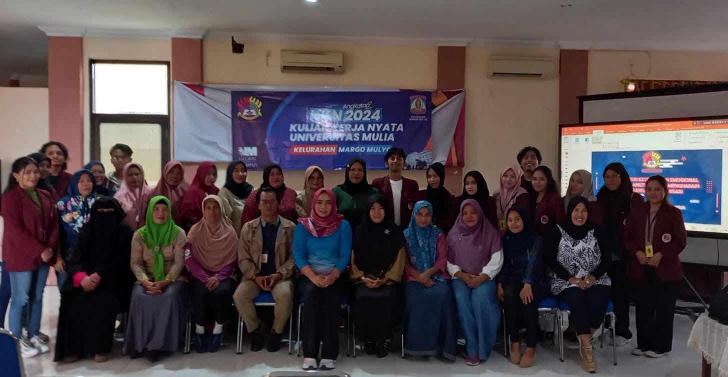KONTRIBUSI: Lurah Margo Mulyo Aji Syarifah Nur Alifah (duduk, jilbab merah) bersama mahasiswa KKN Universitas Mulia dan warga.