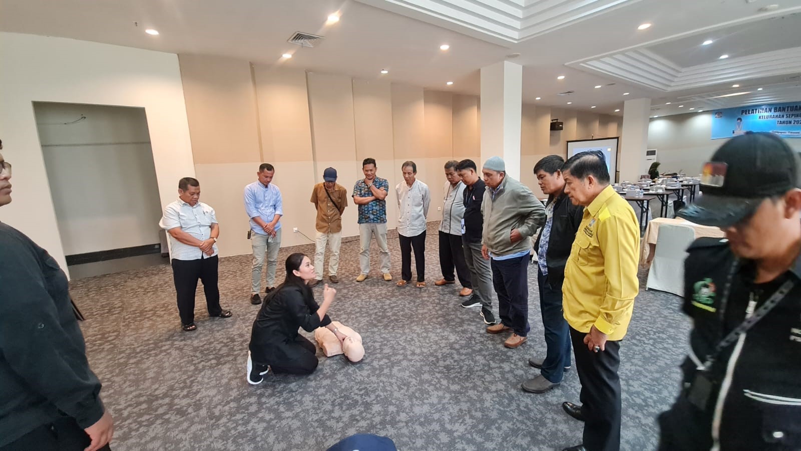 PRAKTIK : Kegiatan Pelatihan Bantuan Hidup Dasar (BHD) diawali dengan adanya paparan materi dan dilanjutkan praktik penanganan kasus yang sering terjadi di masyarakat. (SUPRIYONO LUPUS/KP)