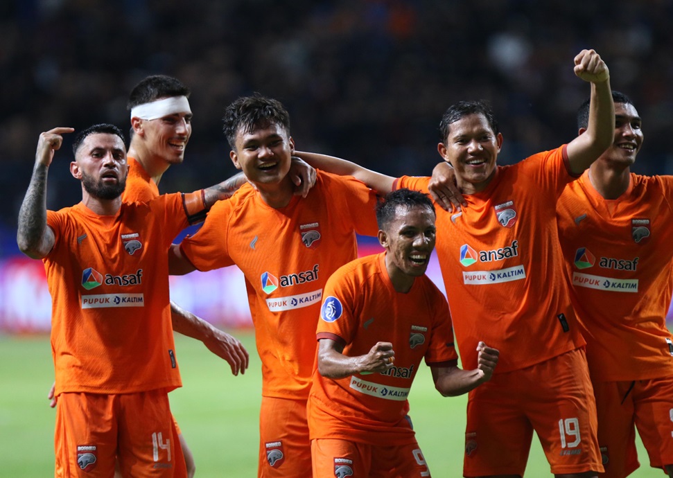 Komang Teguh (tiga kiri) bersama skuad Borneo FC merayakan gol ketiga.