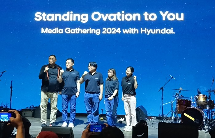 President Director PT Hyundai Motors Indonesia Woojune Cha (kedua kiri) saat acara media Gathering Hyundai Motor Indonesia yang di gelar di kawasan Senayan, Jakarta.